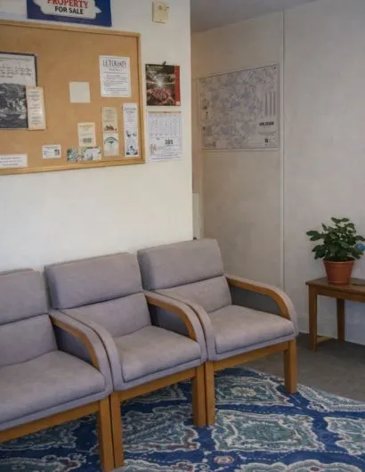 Sala d’attesa del Patronato SILPA USA a Wethersfield, Connecticut, per cittadini italiani negli Stati Uniti